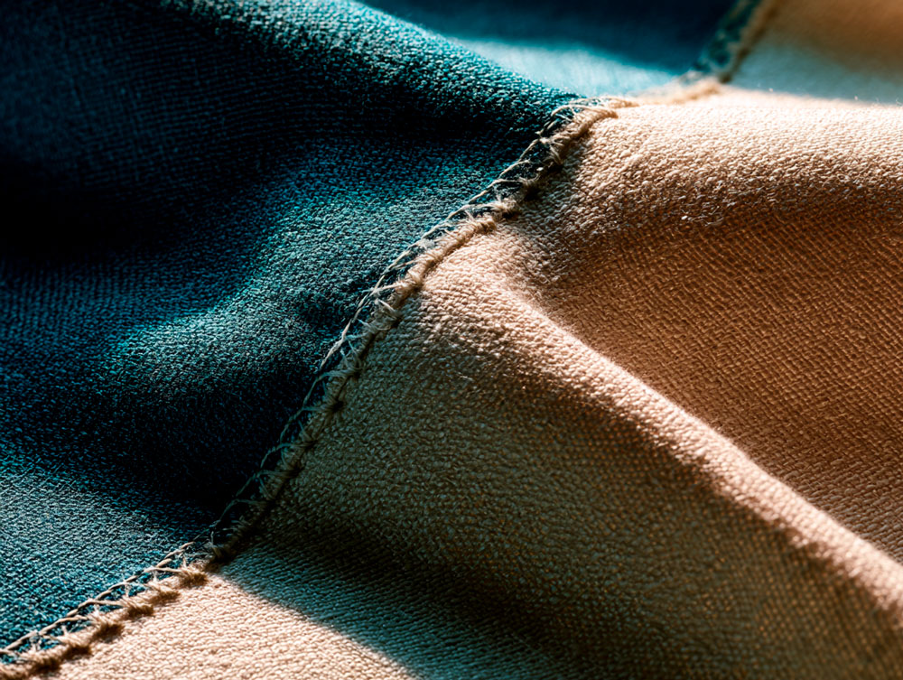 The colour-blocking seam — straight, well-pressed, understitched