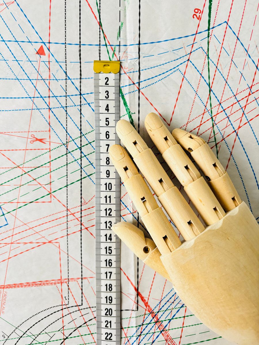 Graded pattern lines across a size range
